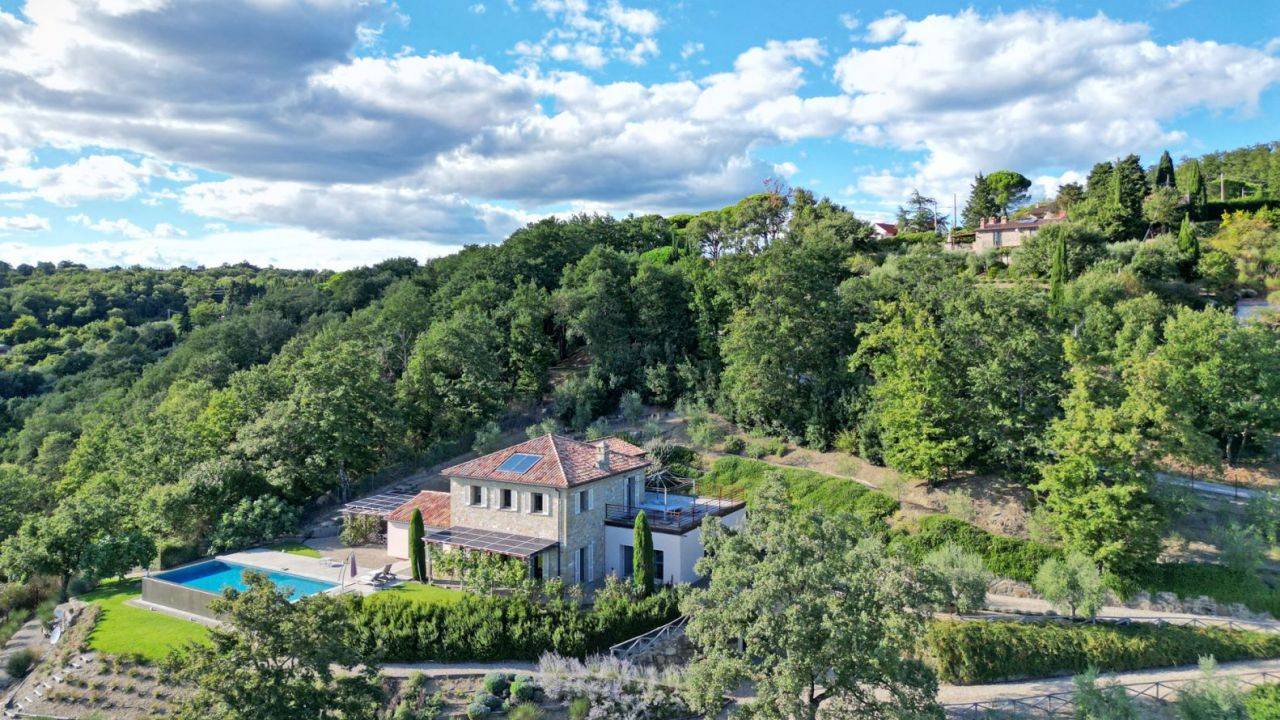 Wonderful luxury villa with 4 bedrooms, 4 bathrooms, garden and pool for sale in Lisciano Niccone, on the border between Tuscany and Umbria.