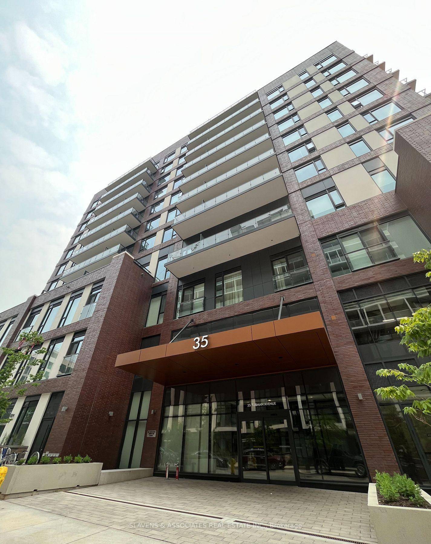 Experience modern city living in this stylish 1 bedroom, 1 bathroom unit located in the Artsy boutique building.