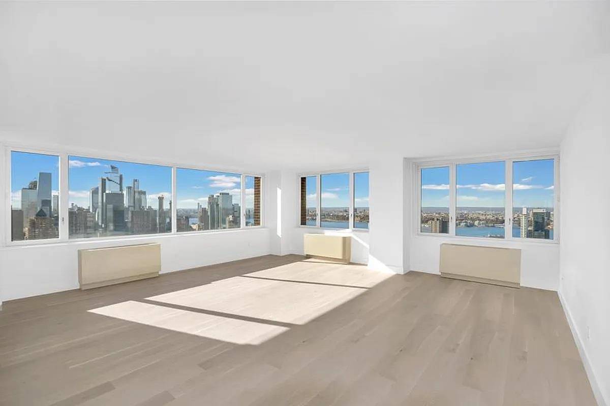 Spectacular Views from this 1600sf High Floor Two Bedroom Apartement.