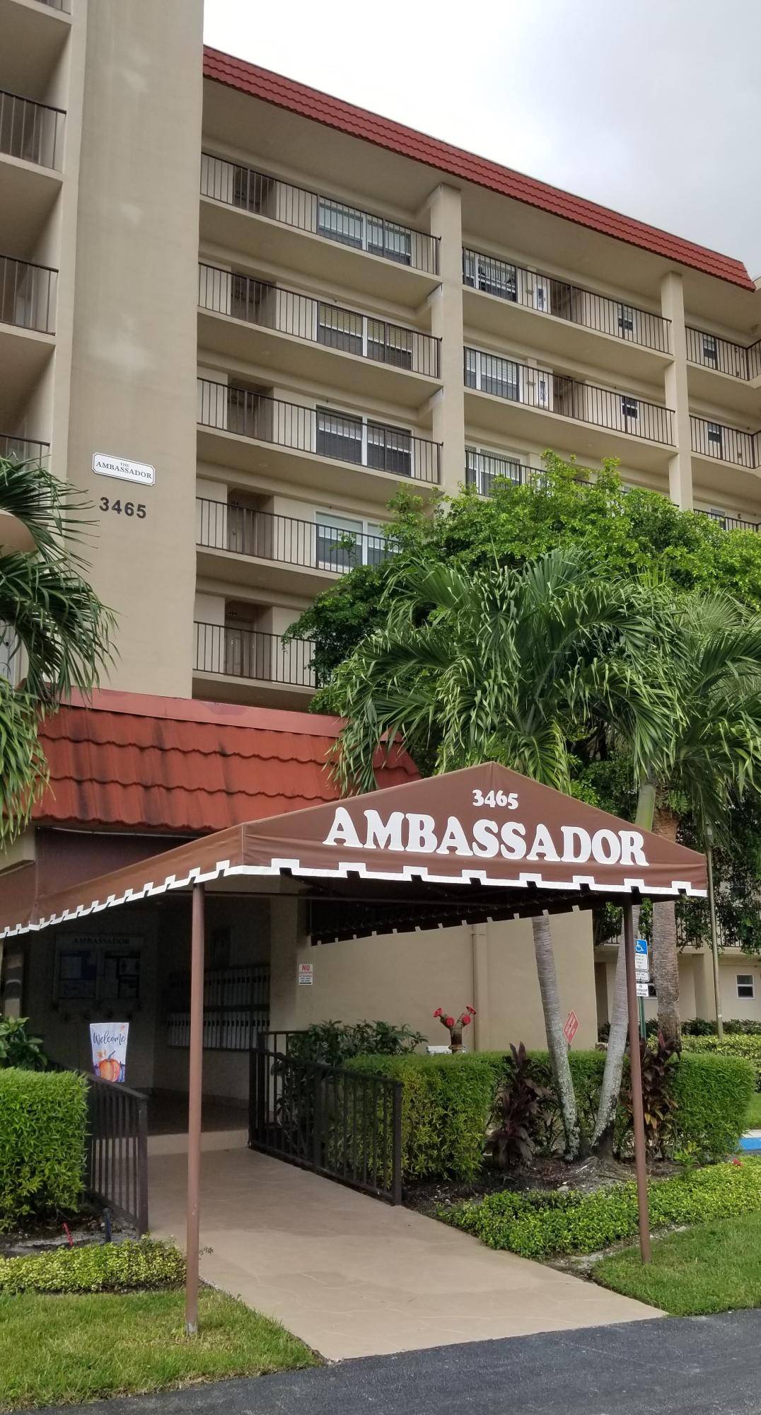 Fully furnished, 2 2 condo just bring your suitcase !