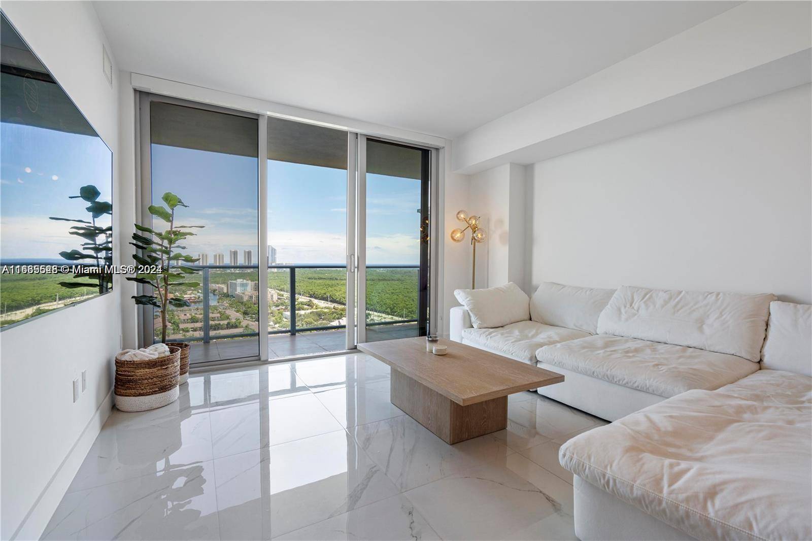 Discover stunning, panoramic bay and ocean views from the 25th floor of this remarkable building !