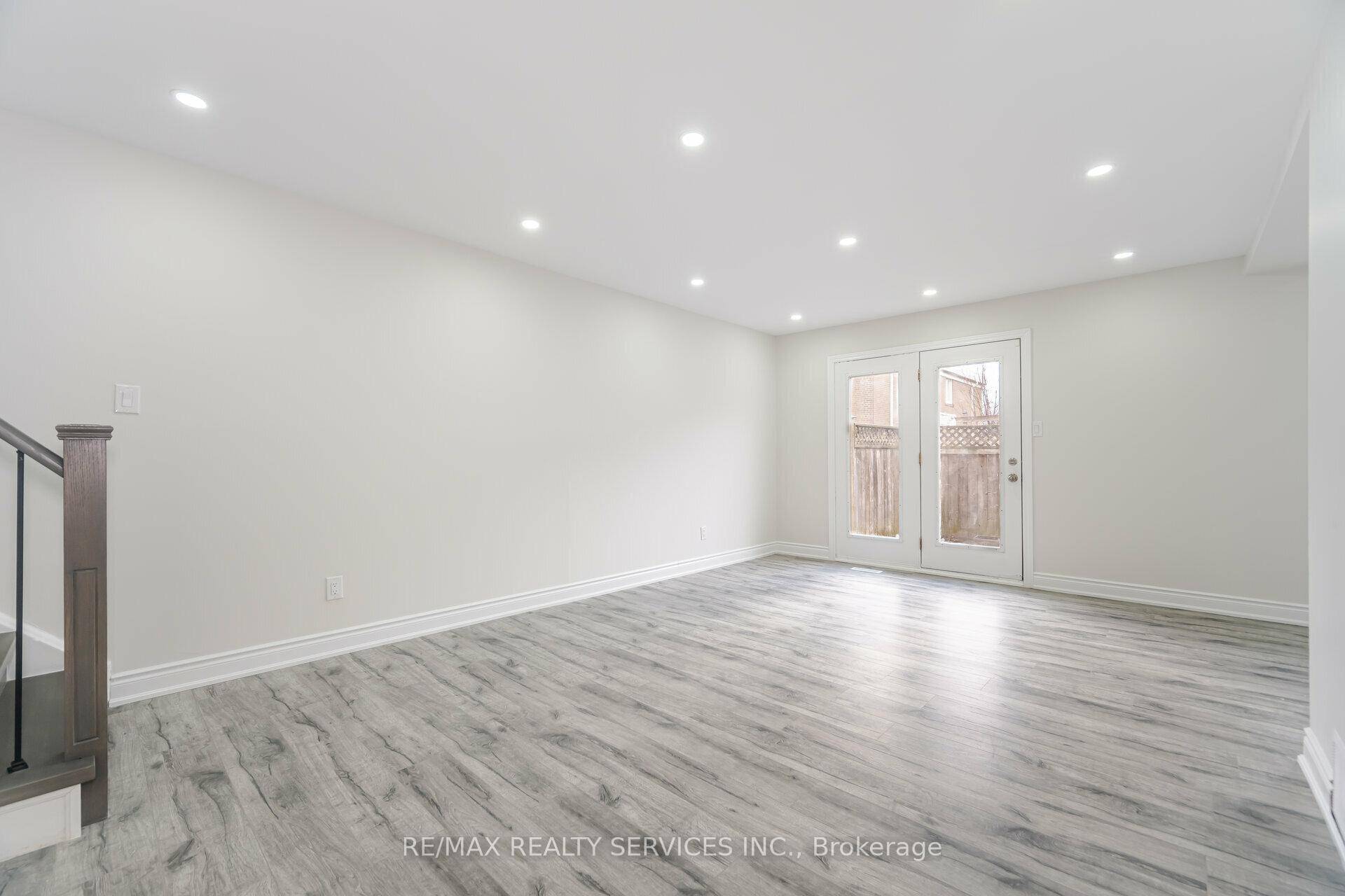 One of the best units in the Complex spend on brand new renovations.