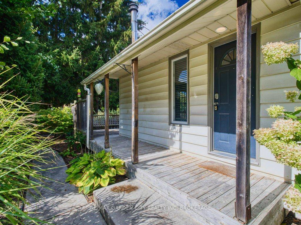 This well maintained bungalow is just spotless in a quiet neighbourhood, close to the Pen Center and the 406.