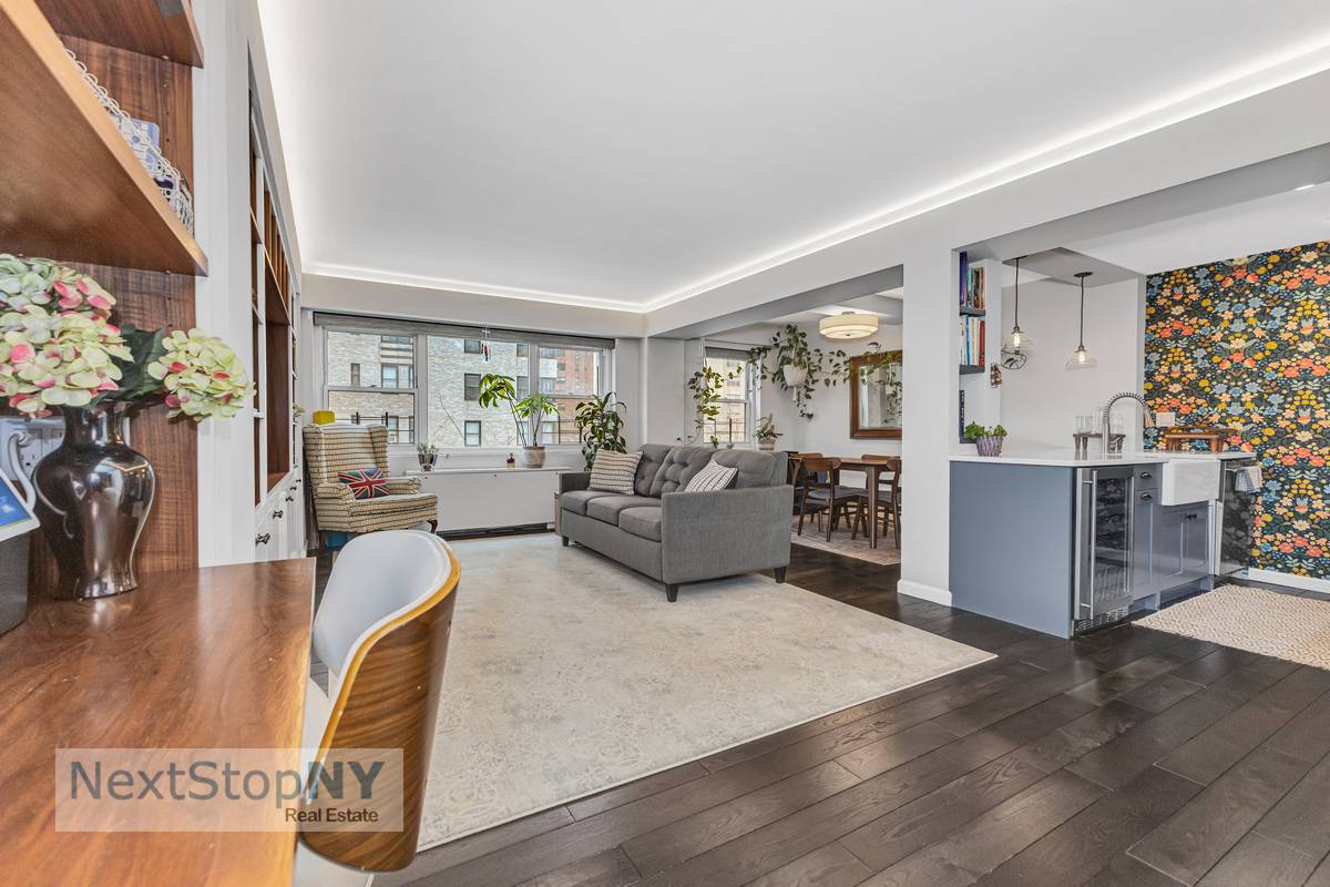 This beautifully renovated and spacious 2 bedroom, 2 bathroom apartment offers a flexible layout with a dining alcove that can easily be converted into a third bedroom or home office ...