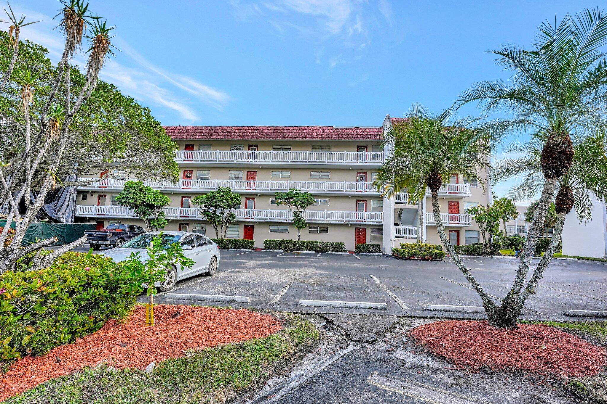 Experience senior living at this stunning condo in Inverrary !