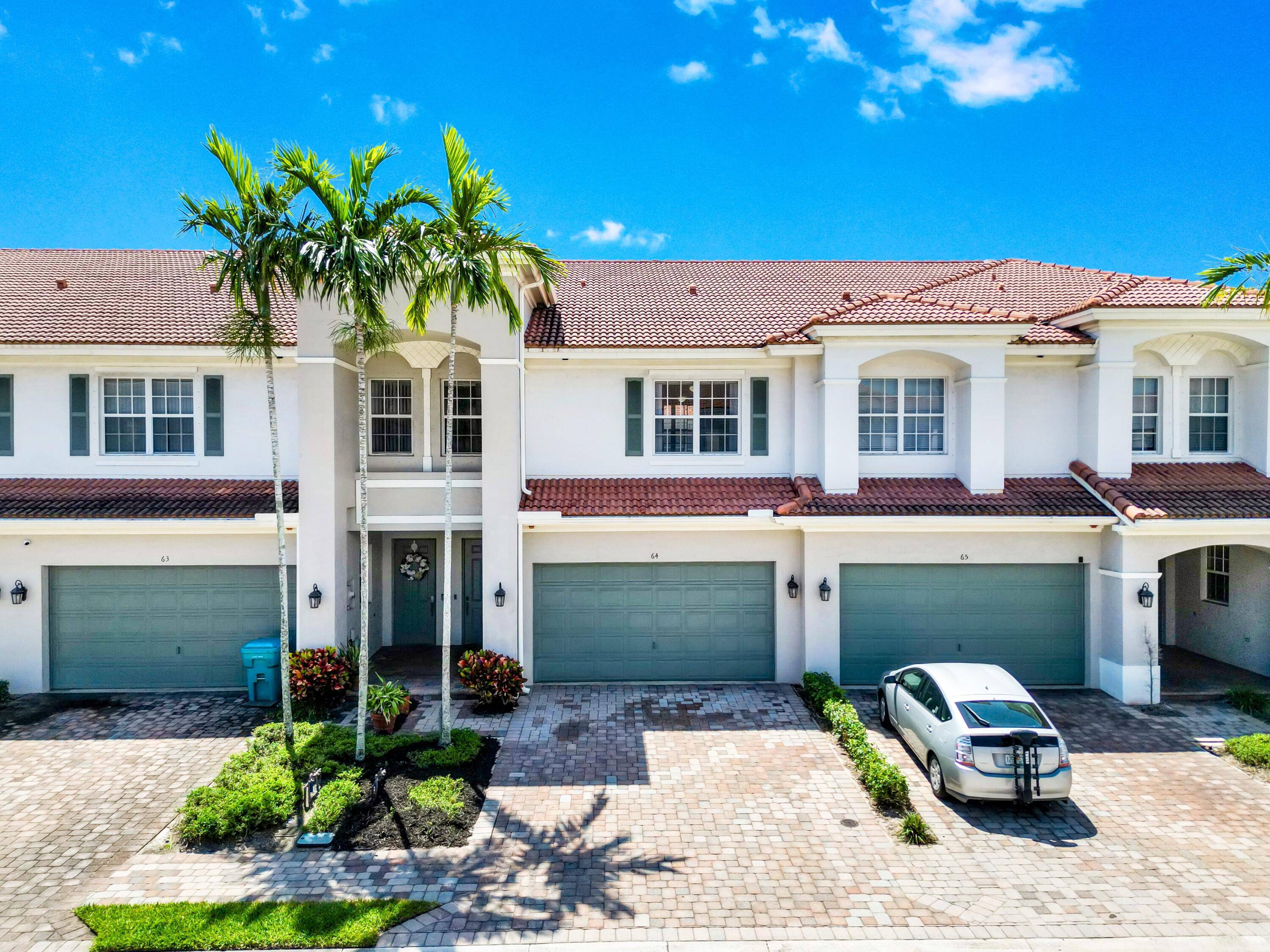 Welcome to this stunning townhouse, beautifully situated in the highly sought after Carriage Pointe community.