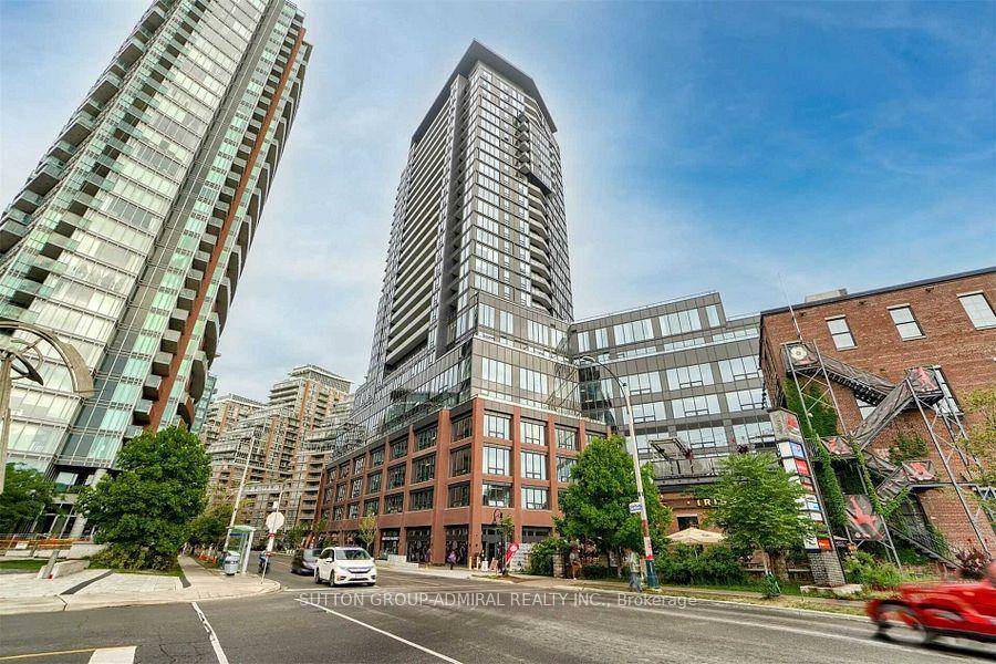 Gorgeous South West Corner Bright Lakeview Unit !