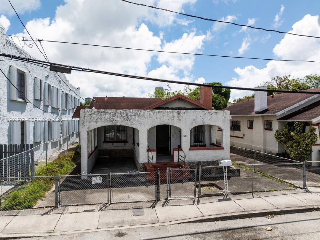 Investor Special in the Heart of Miami Duplex Opportunity !