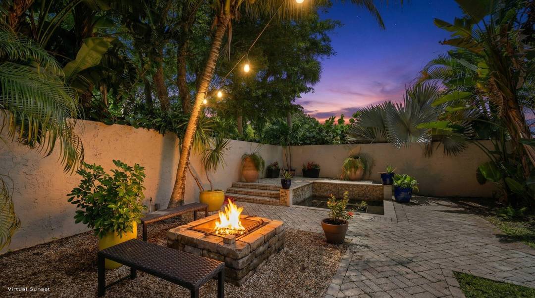 ONE OF A KIND ONLY GROUND FLOOR UNIT WITH FENCED COURTYARD AND SPA IN PALM BEACH POLO !