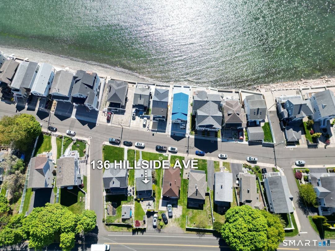 SUNSHINE, OCEAN BREEZES, WATERVIEWS, AND ONE BLOCK AWAY TO SANDY BURWELL BEACH !