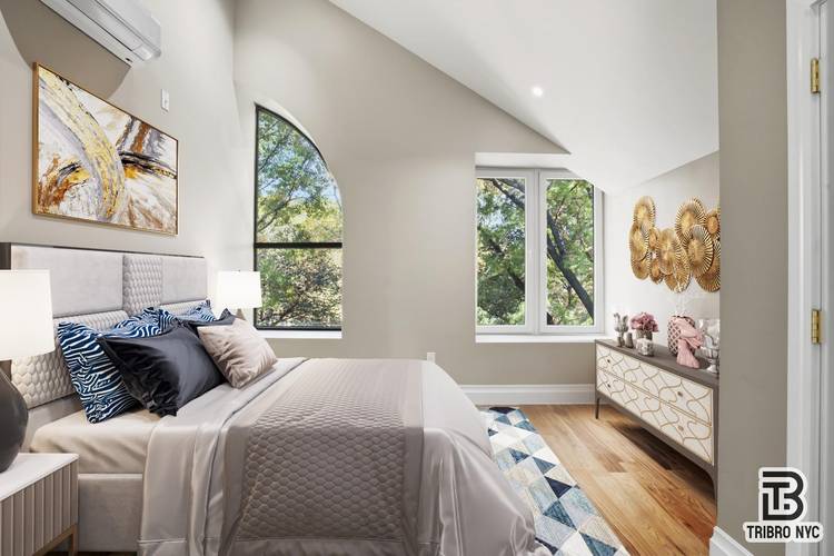 Massive 4BR 2BA Duplex Home with In Unit Washer amp ; DryerDiscover the perfect blend of space, comfort, and modern design in this beautifully appointed 4 bedroom, 2 bathroom residence.