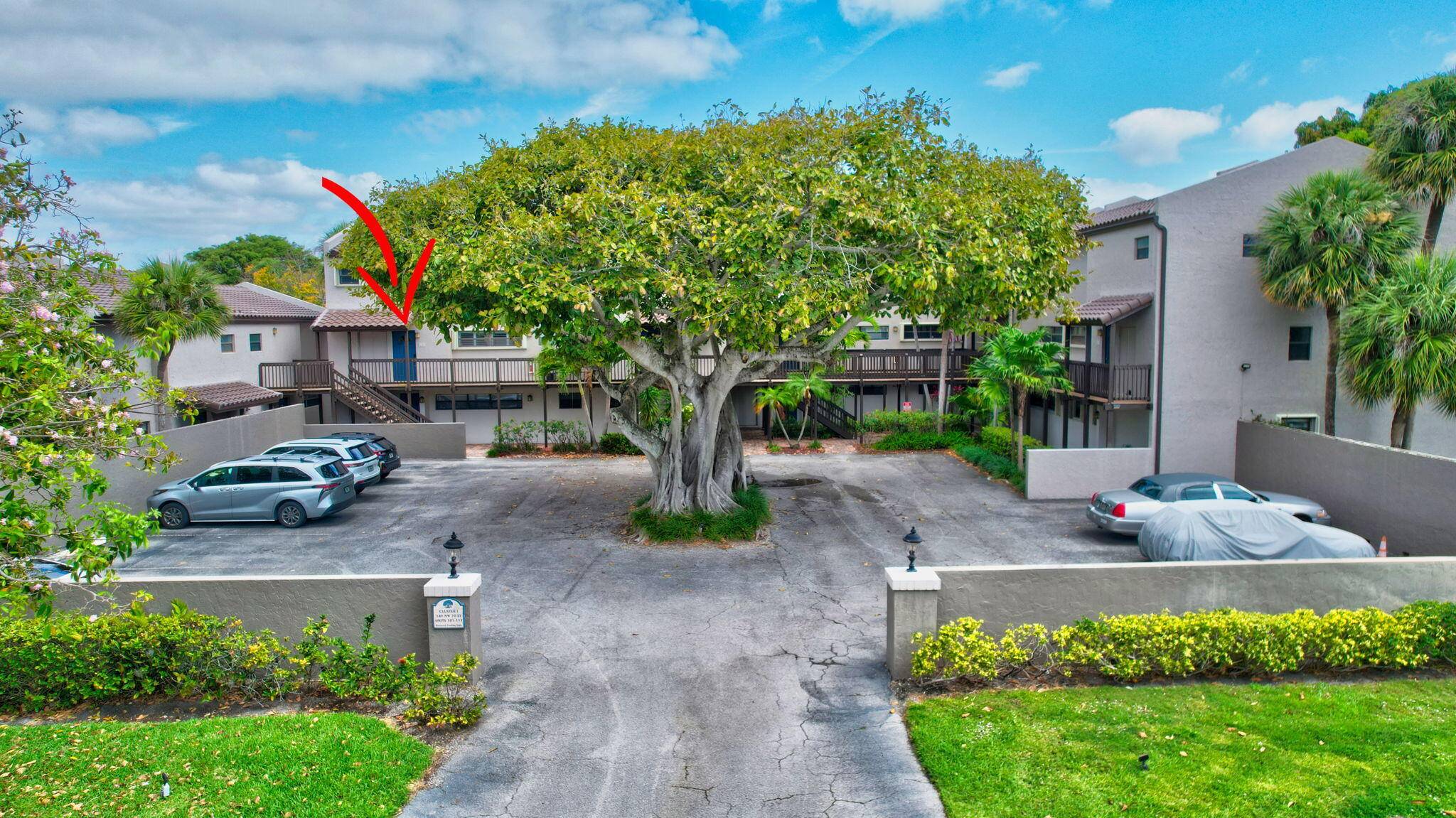 East Boca Raton condo, 2 Bedrooms, 2 baths and an extra half bathroom.