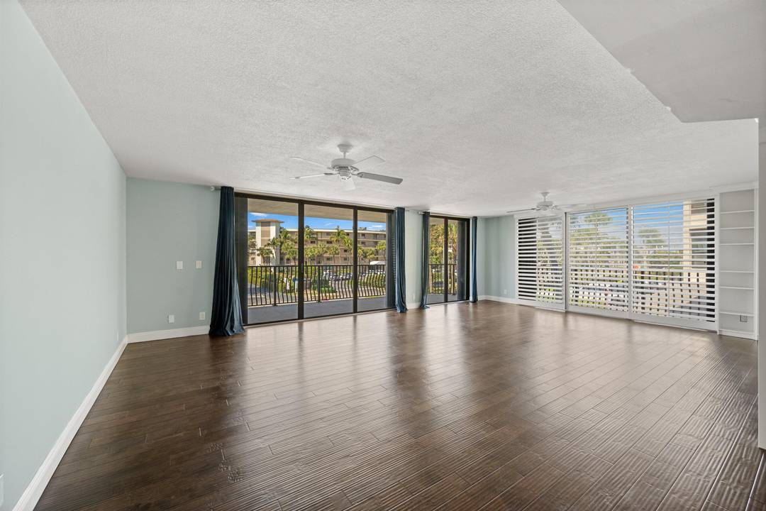 Well scaled 3 bedroom, 3 full baths powder room at La Pensee, an exclusive boutique oceanfront building offering privacy and luxury with close proximity to Eau Palm Beach and the ...