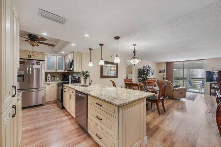 EAST BOCA GEM, Beautiful, renovated unit that is move in ready.