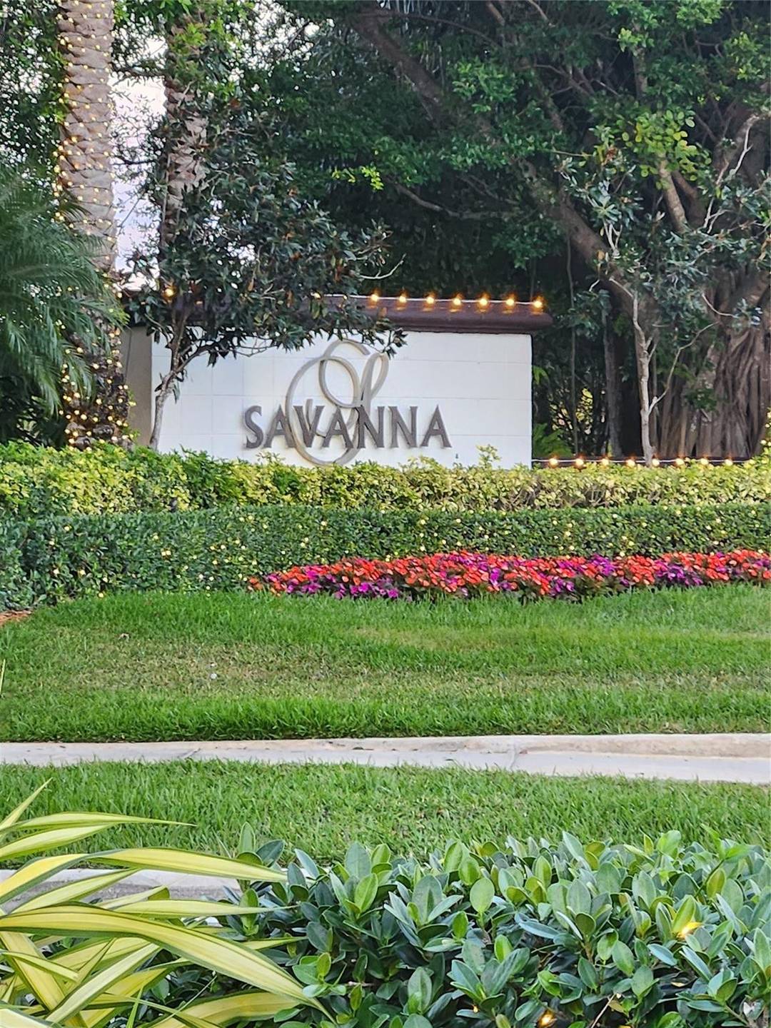 Stunning 5BD 3. 5BA home in Weston s Savanna community.