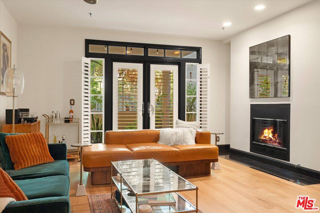 2222  N Beachwood Dr 2BR Hollywood Hills East La