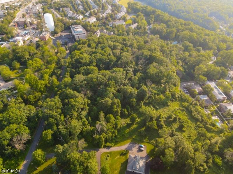 This large 6. 967 acre lot offers an extraordinary unobstructed view of the New York City skyline.