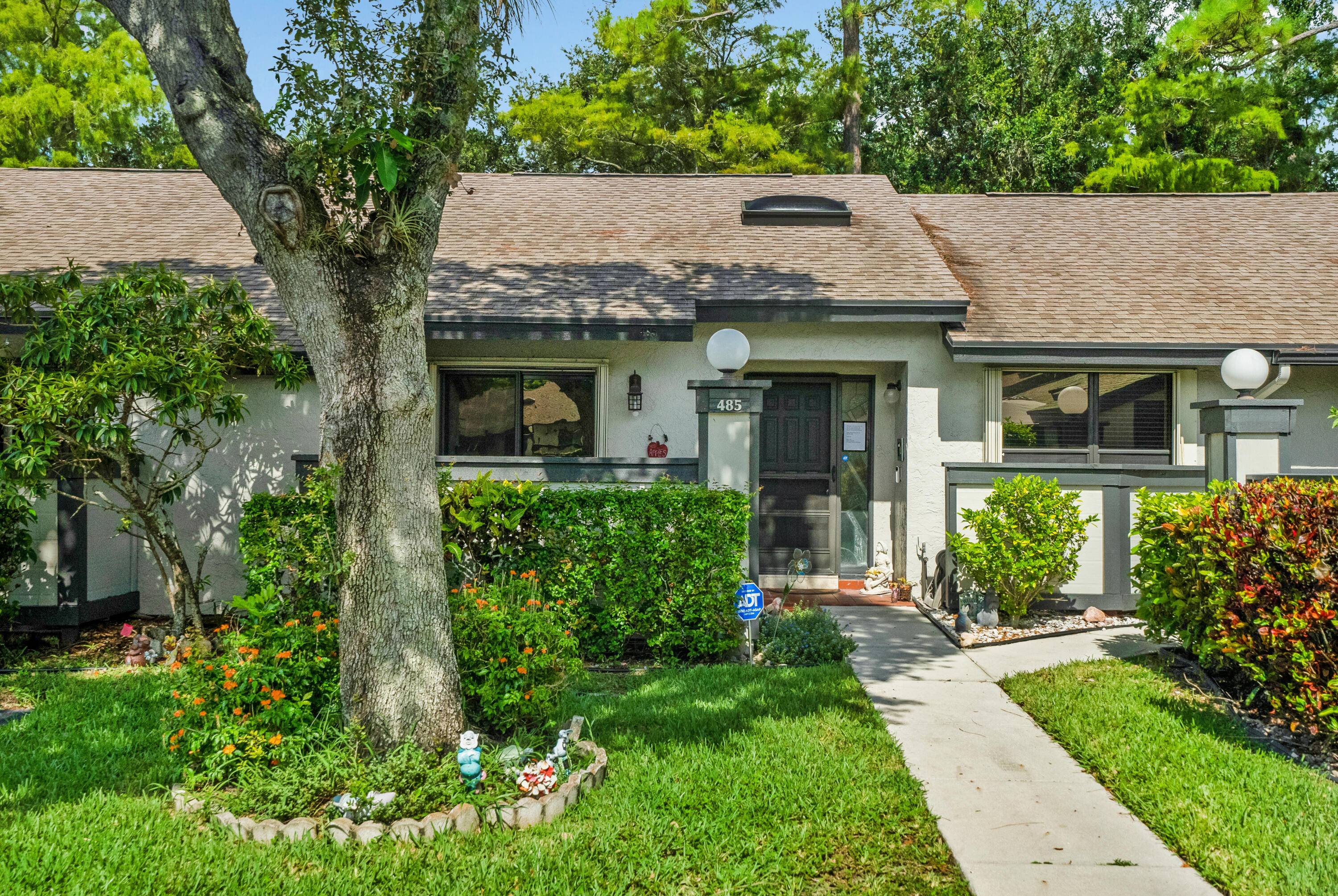 Welcome home to this beautiful 2 bedroom 2 bath Villa in Strathmore Gate West.