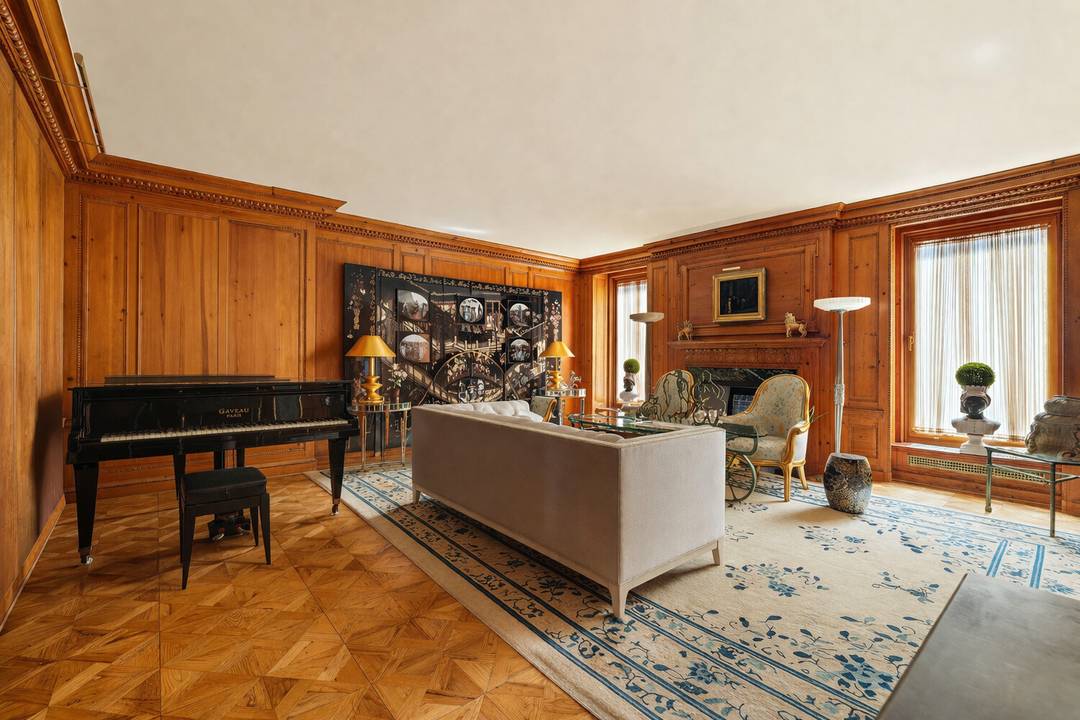 Welcome to Residence 7B, a gracious and beautifully proportioned home in one of Sutton Place's most elegant full service cooperatives.