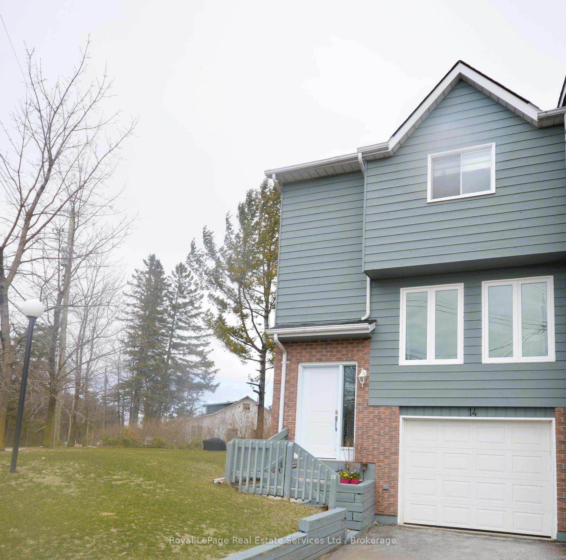 Turnkey END UNIT Townhome, located in the heart of Wasaga Beach !