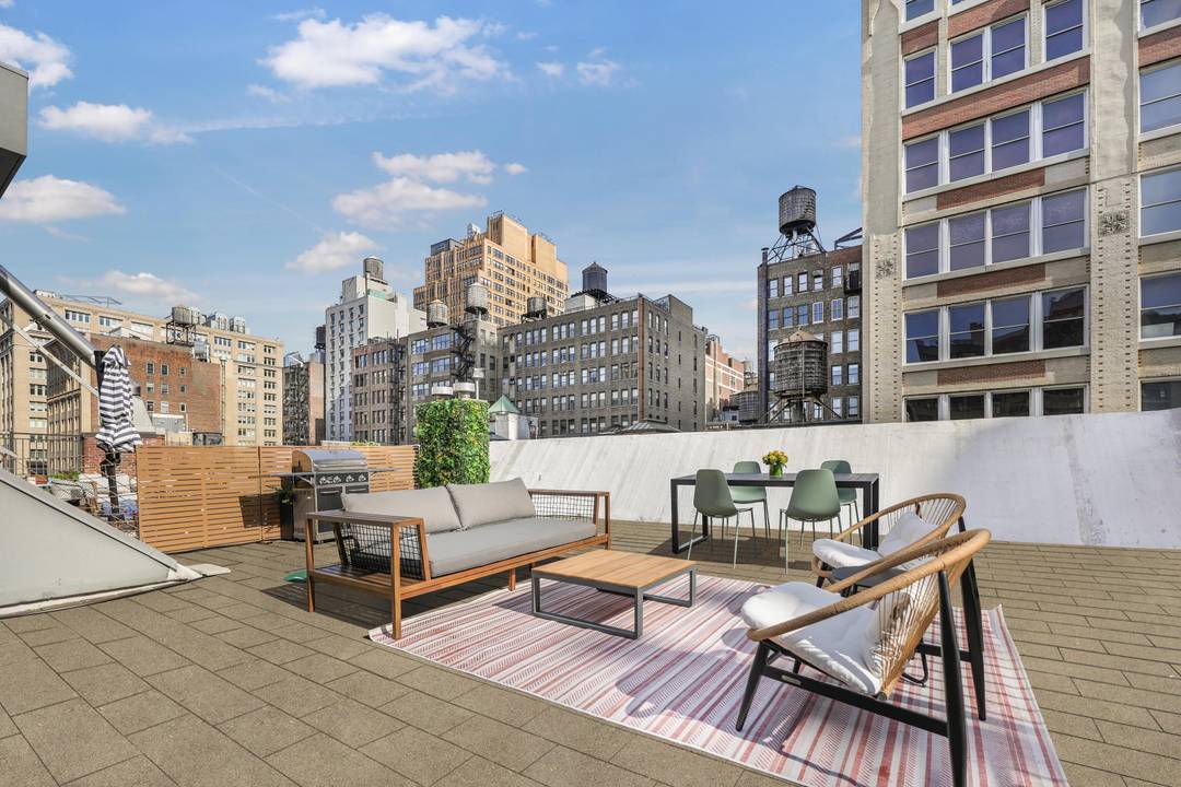 Live the loft life in prime Chelsea at 124 West 24th Street !
