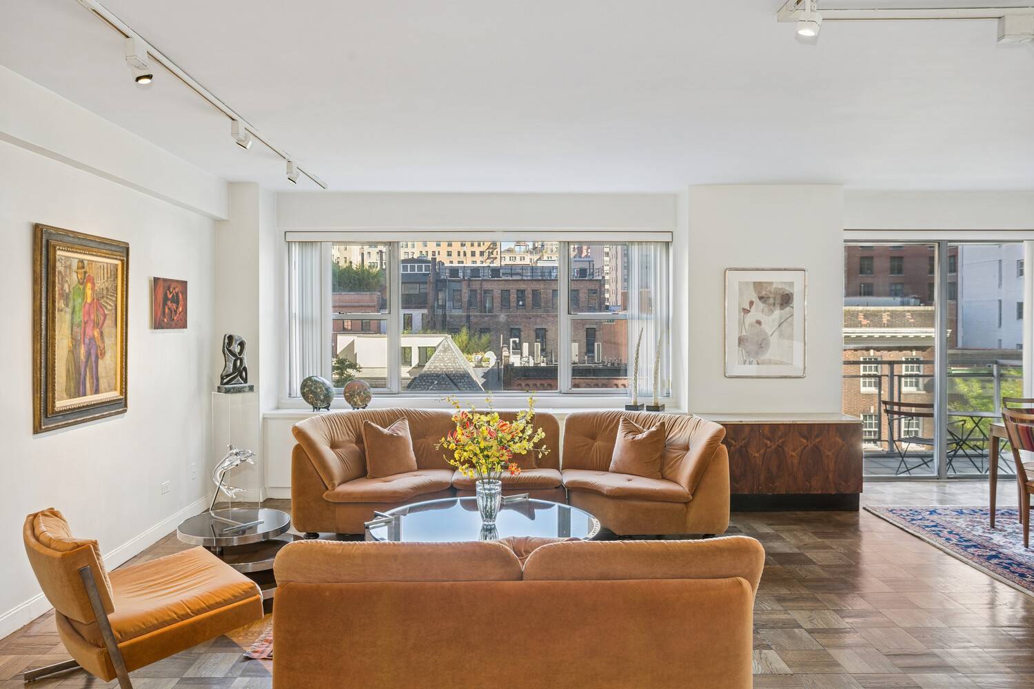 Generously proportioned 5 room residence with approx.