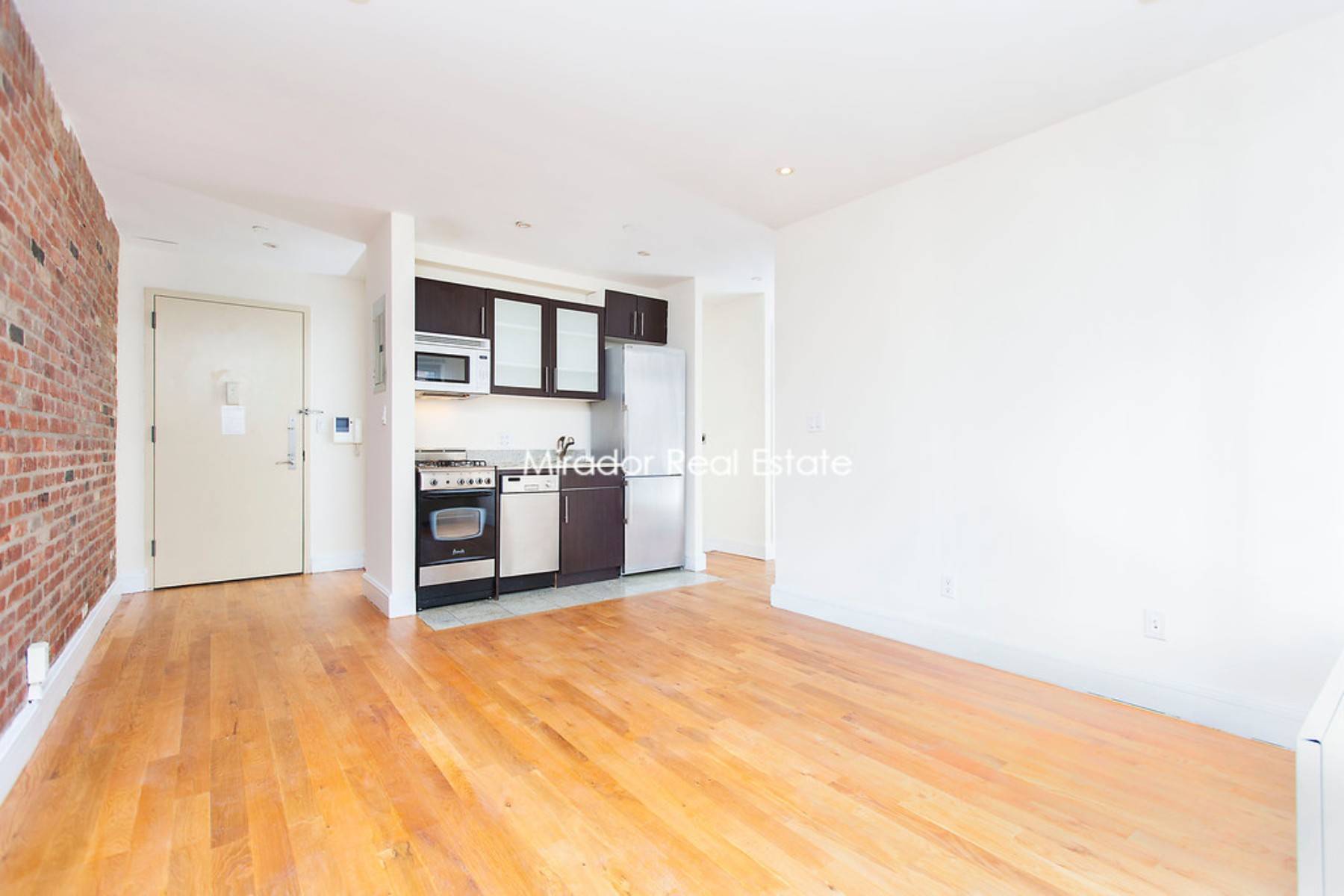 Newer condo quality, doorman building in the hottest area in Manhattan.