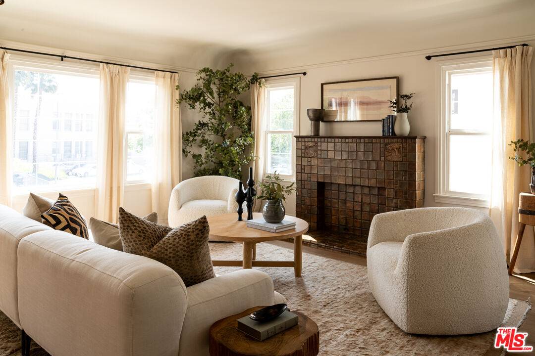 927  S Sycamore Ave 2BR Hancock Park La