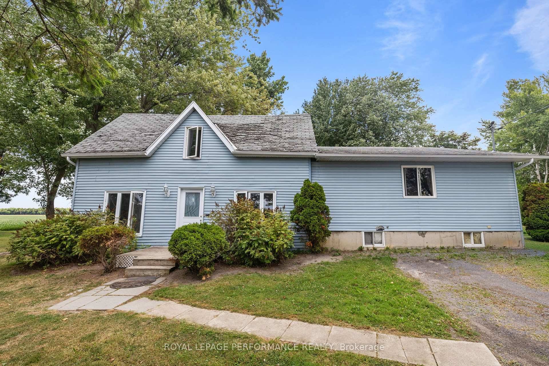 Welcome to 721 St. Thomas Road in Embrun, a unique and affordable home set on a spacious 1.