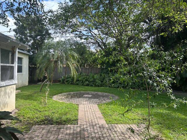This Ross built CBS home surrounded by lush landscaping offering total privacy is located in the highly desirable Broadmoor neighborhood in Soso.