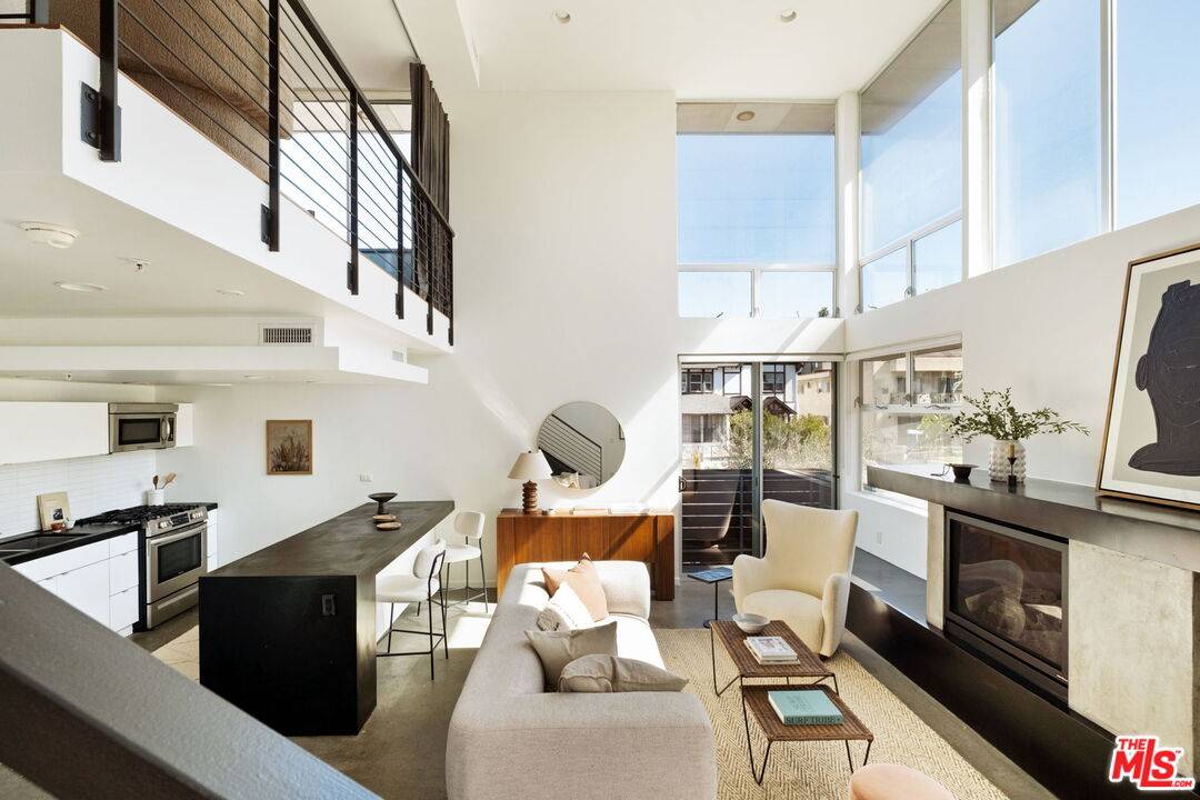 333  S Wilton Pl 2BR La