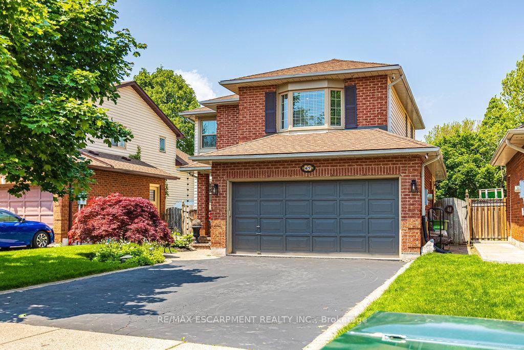 Welcome to this beautifully maintained five level backsplit in the highly desirable West Waterdown community !