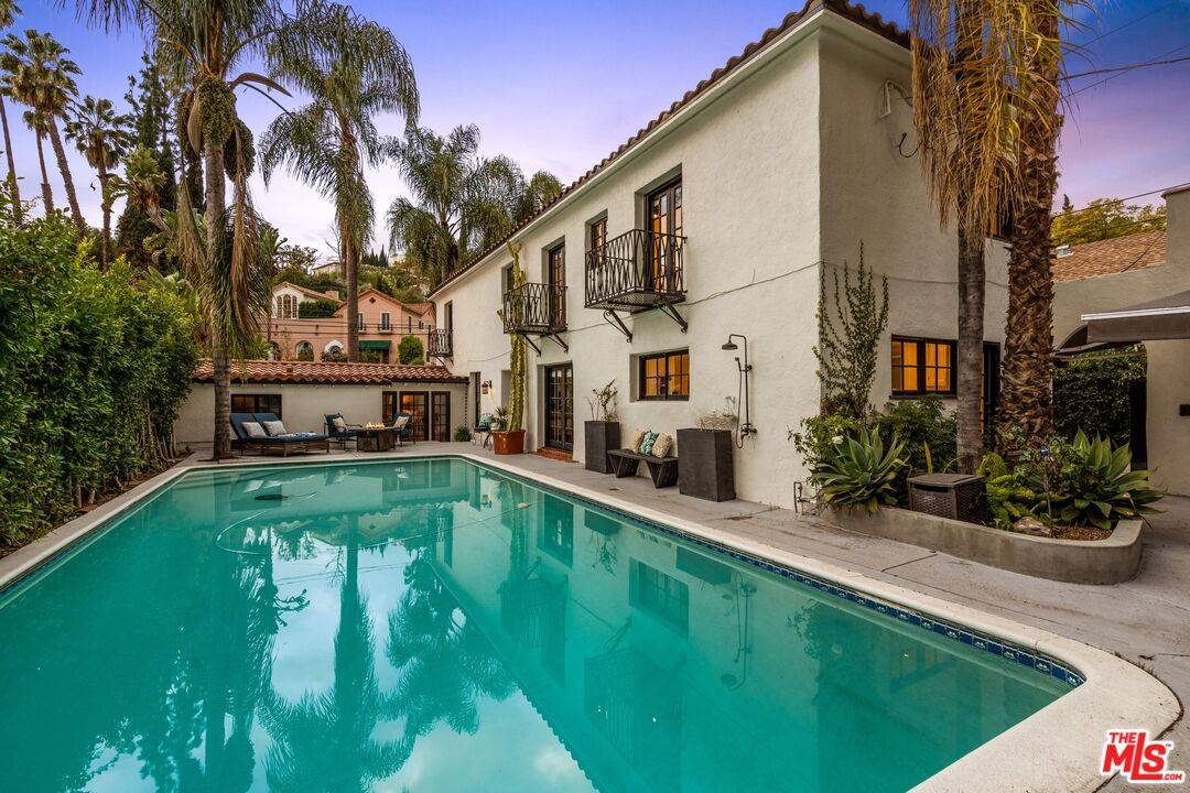 2280   Holly Dr 4.0 Hollywood Hills East LA