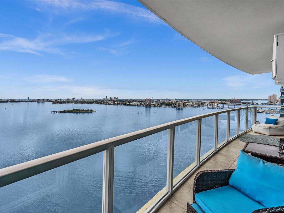Stunning fully furnished rental with direct bay view, 2 bed 2.