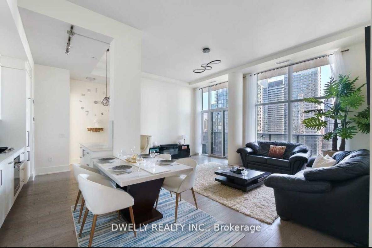 A 1, 240 Sq Ft 3 Bedroom, 2 Bedroom Luxury Condo W Downtown Views.