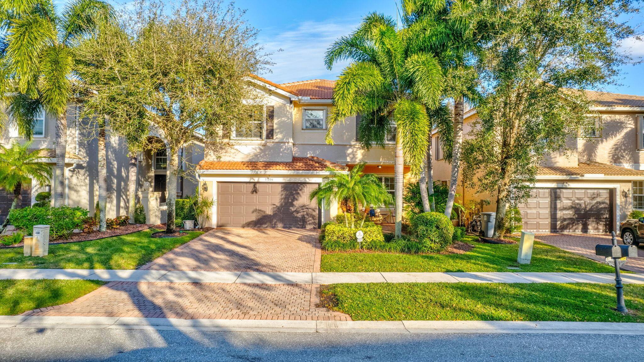 Sought after GL Flamingo Model w 3111 sf featuring 5BR, 4BA Loft situated on peaceful Lake !
