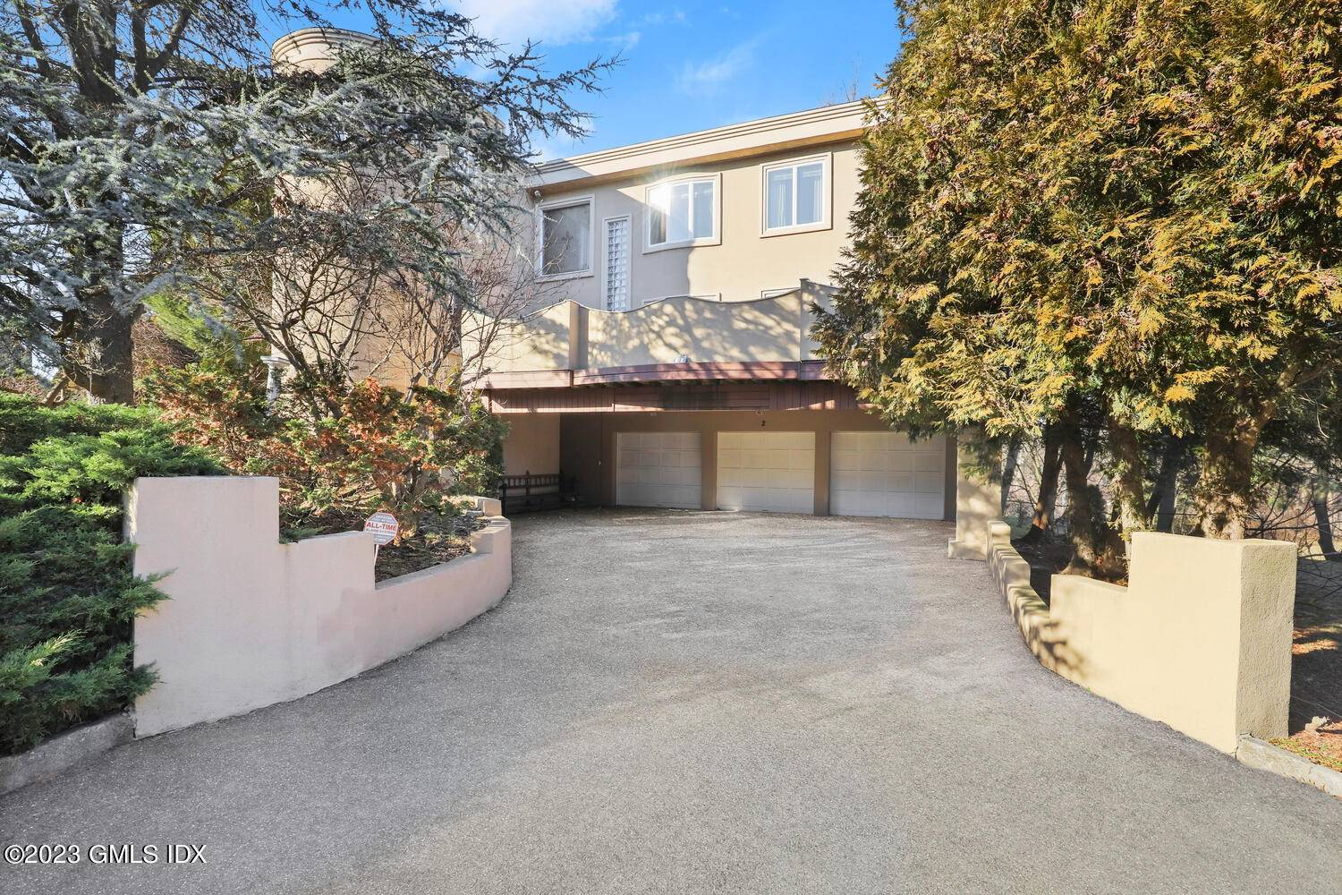 Furnished rental available for immediate occupancy !