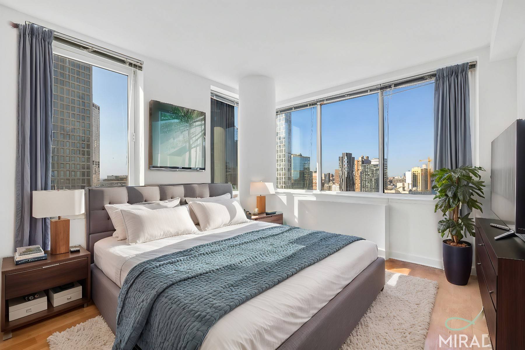 A groundbreaking green building with a striking glass and metal facade, 80 Dekalb rises 36 stories in the heart of Fort Greene, at the intersection of downtown and brownstone Brooklyn.