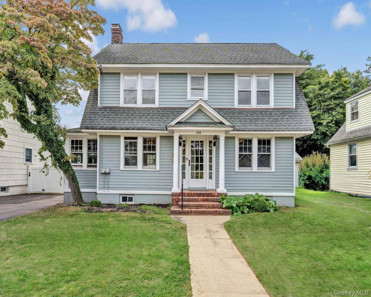 CHARMING COLONIAL IN AMITYVILLE !