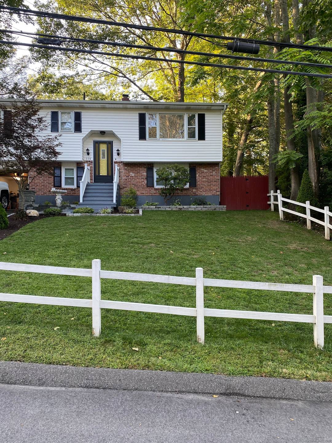 METICULOUSLY MAINTAINED 5RM 3BR 2 FULL BATH'S RAISED RANCH IN THE WATERBURY MIDDLEBURY TOWN LINE.