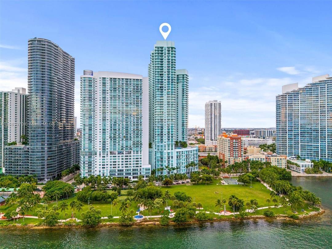 This charming condo unit located on the 40th floor comes with an incredible panoramic view of Biscayne Bay and the Miami Skyline !