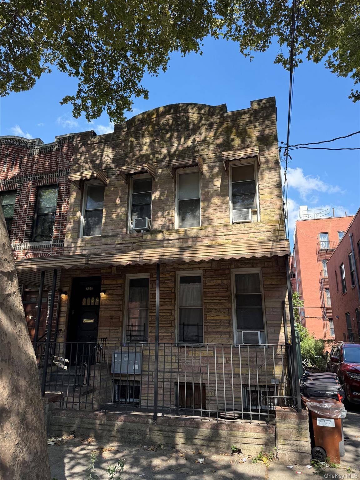3 BEDROOM 1 BATHROOM APARTMENT LOCATED ON THE FIRST FLOOR.