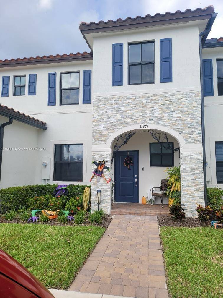 Beautiful townhouse in the desirable Corsica Community, Homestead, featuring 3 bedrooms and 2.