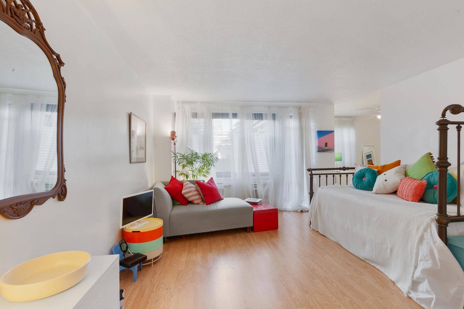 Bright and airy alcove studioin Downtown with an oversized private outdoor space The private patio is approximately 200 SF !