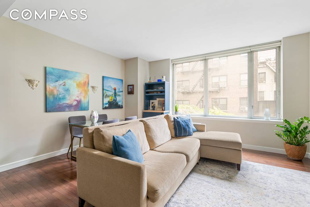 Welcome to this serene and spacious 814 square foot one bedroom residence, located in The Charleston, one of Murray Hill s most sought after full service luxury buildings.