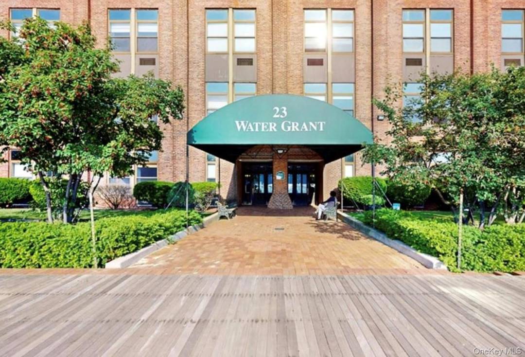 Enjoy your own private, spacious terrace with serene, uninterrupted waterfront views of the Hudson !