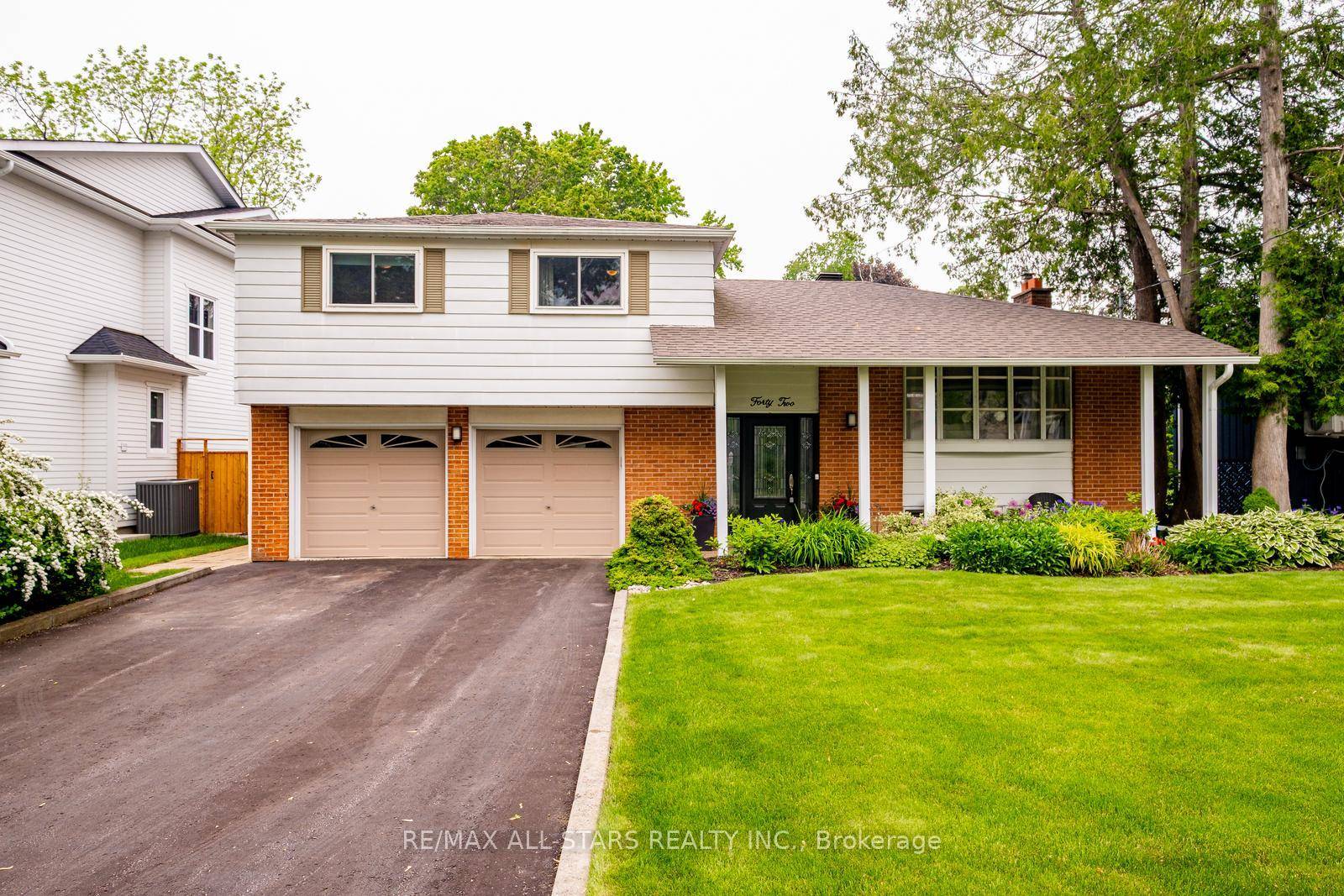 Welcome to 42 Clarke Street, a charming and spacious home nestled in the heart of Stouffville Village, one of the towns most walkable and sought after neighbourhoods.