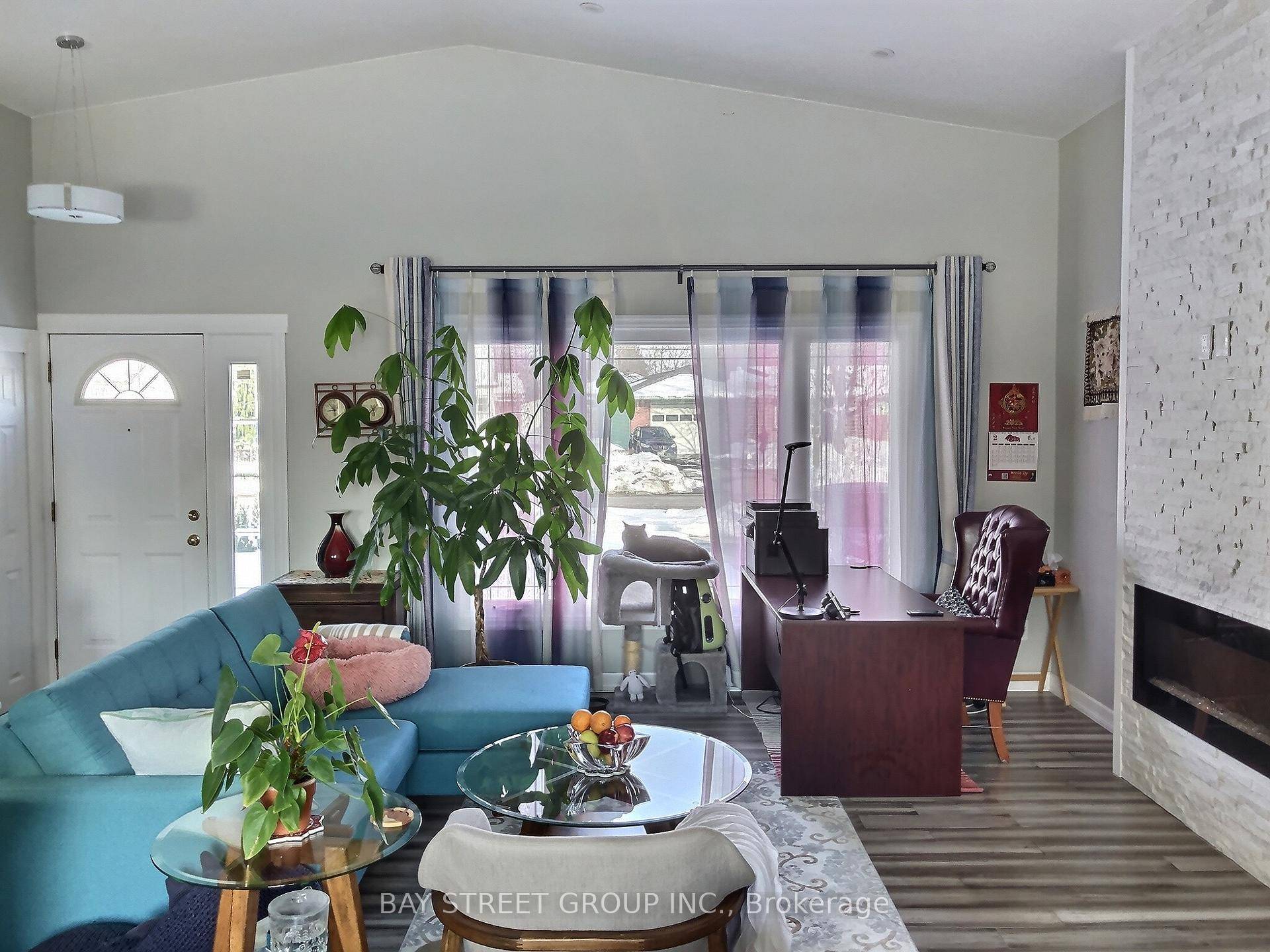 Welcome to this beautiful 2 2 bedroom, 2 bathroom home located in a desirable neighbourhood.