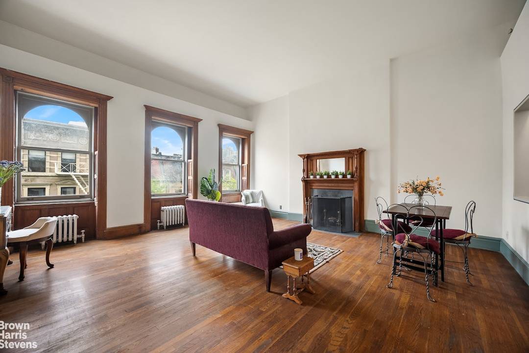 Penthouse Duplex With Private Roof Terrace Enchanting from the very first moment, this penthouse duplex is perched atop a historic 1890s brownstone co op, offering a rare blend of architectural ...