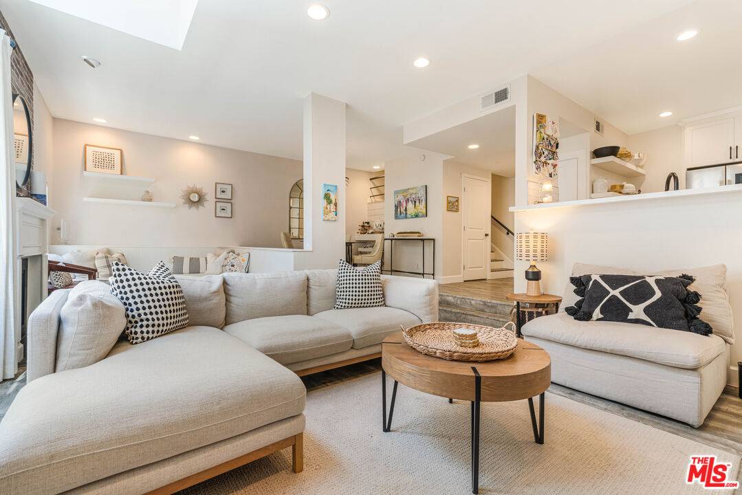 520  S Barrington Ave 2BR Brentwood La